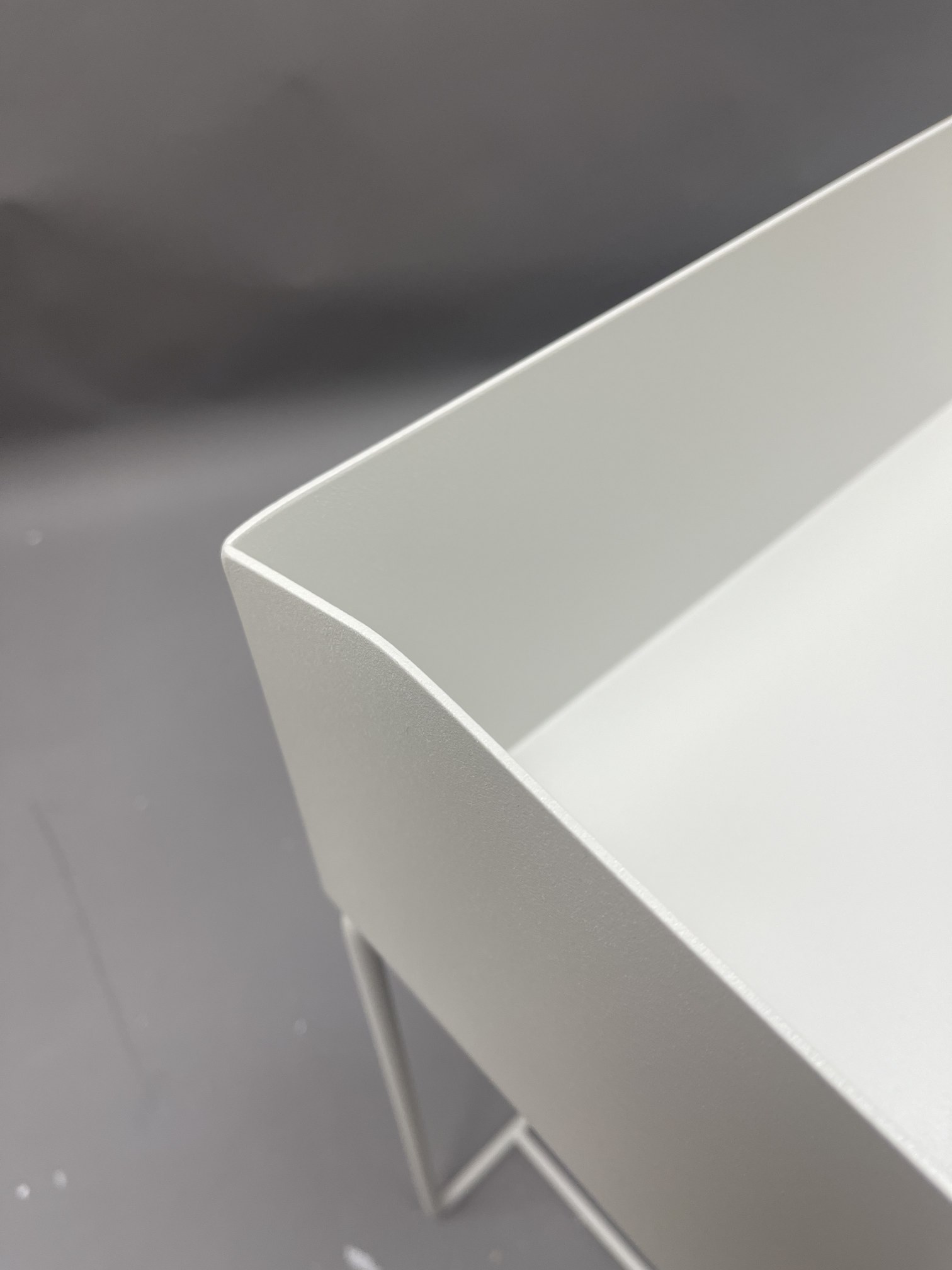 Detailaufnahme: Hellgraue Plant Box von Ferm Living (Mängelexemplar) mit filigranem Metallgestell.