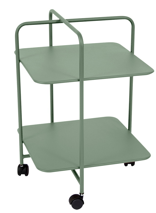 Grüner Alfred Beistelltisch von Fermob für den Außenbereich mit zwei Ablageflächen und Rollen.