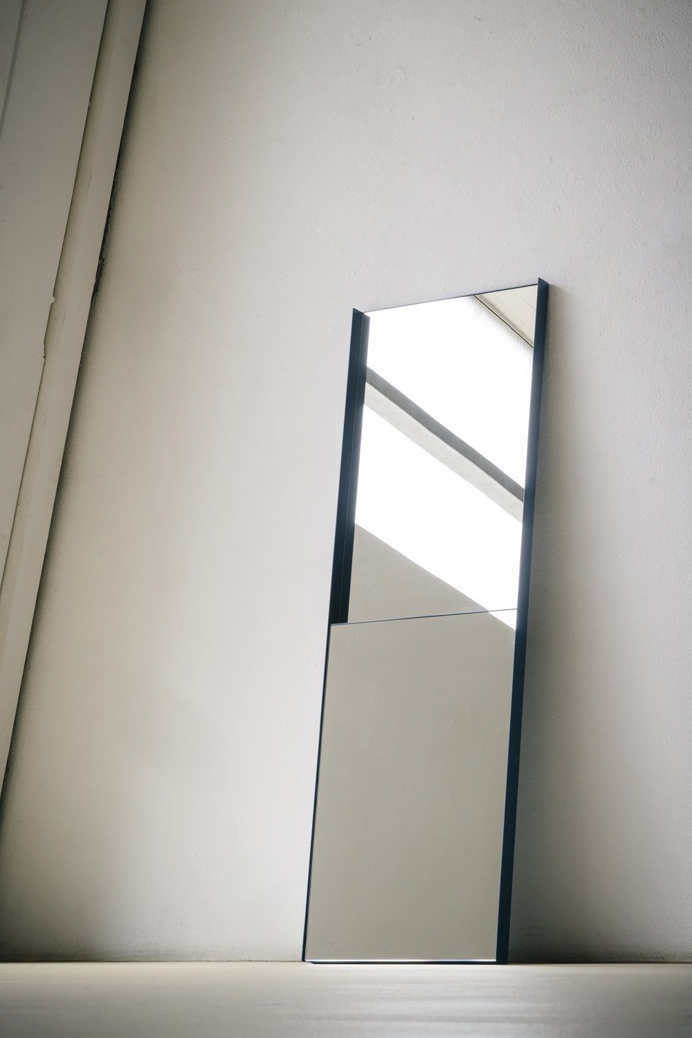 OneTwo Spiegel von Richard Lampert, 180 cm, dunkelbronze Rahmen, stehend an einer weißen Wand.