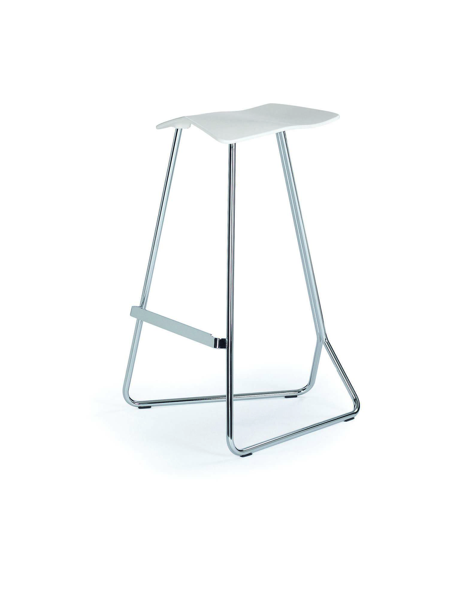Weißer Triton Barhocker von ClassiCon mit verchromtem Stahlgestell und Fußstütze, modernes Möbeldesign für die Küche.