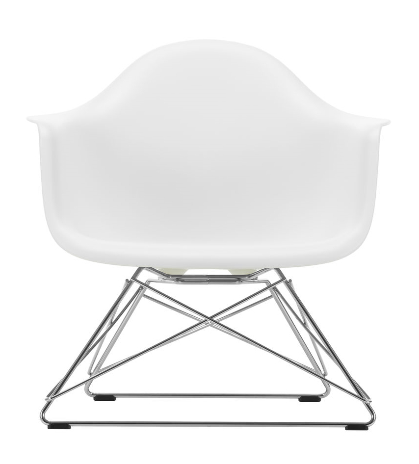Weißer Eames Plastic Arm Chair LAR Stuhl von Vitra mit Chrom-Gestell, Frontansicht. Designklassiker für Wohnzimmer.