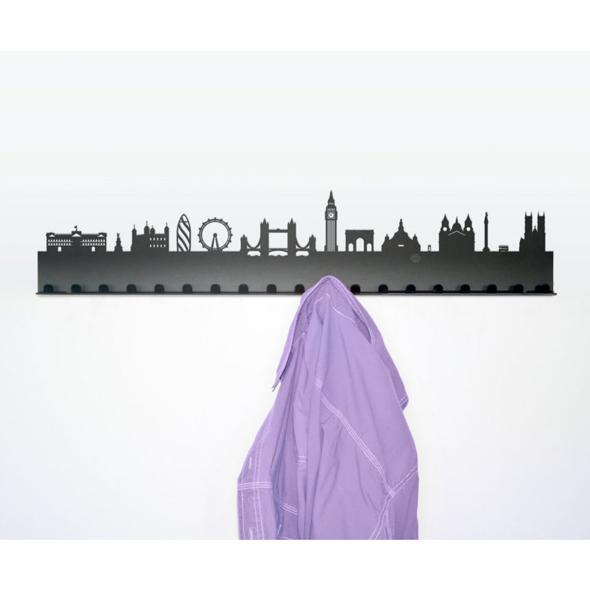 Stilvolle Radius Städtegarderobe mit London Skyline und aufgehängter Jacke, moderne Wandgarderobe für Flur und Diele.