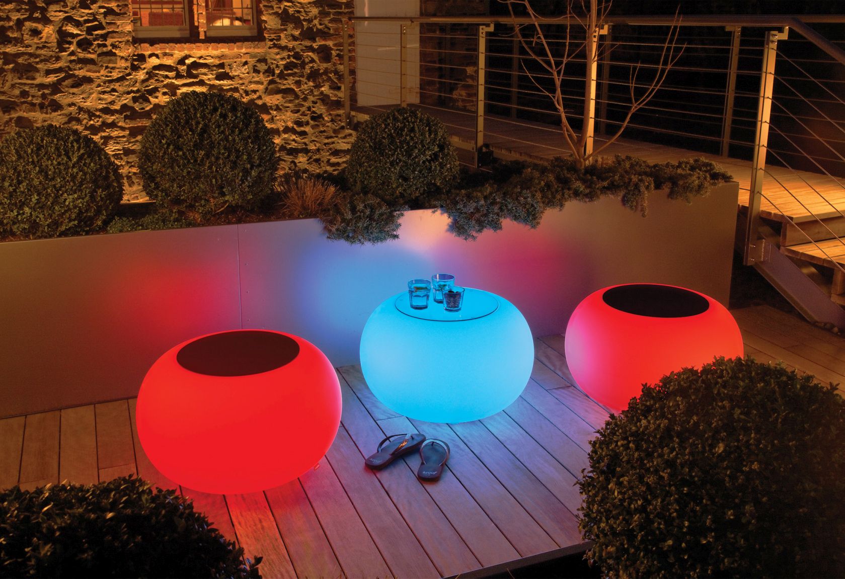 Bubble Outdoor LED Sitzgelegenheit mit rotem Kissen Moree