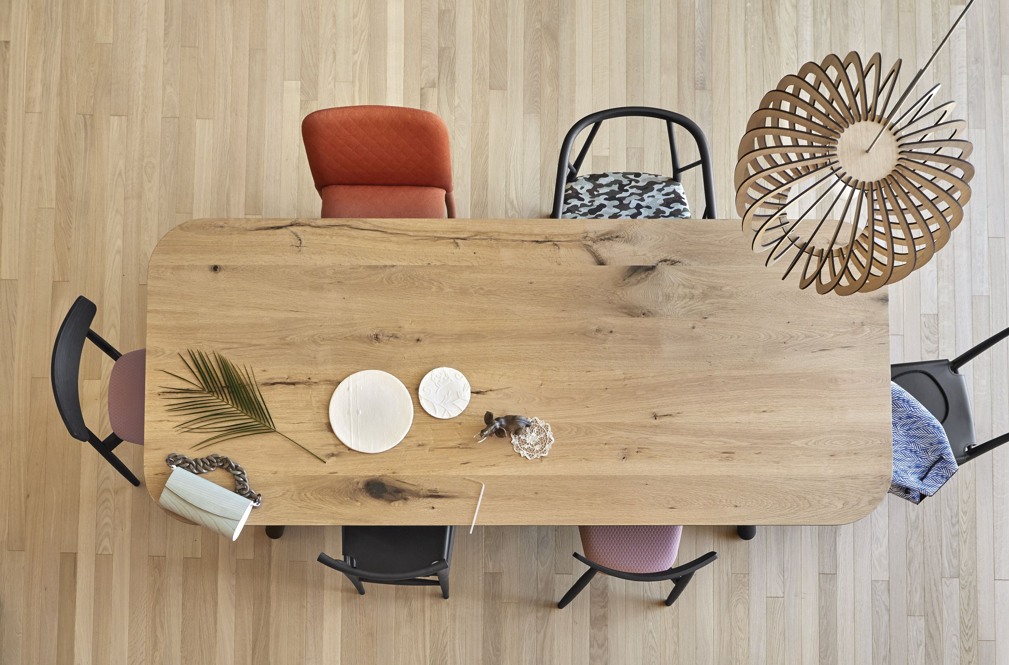 Draufsicht: Miniforms Pixie Tisch mit schwarzen Beinen, 240 cm, aus hellem Holz mit Stühlen.