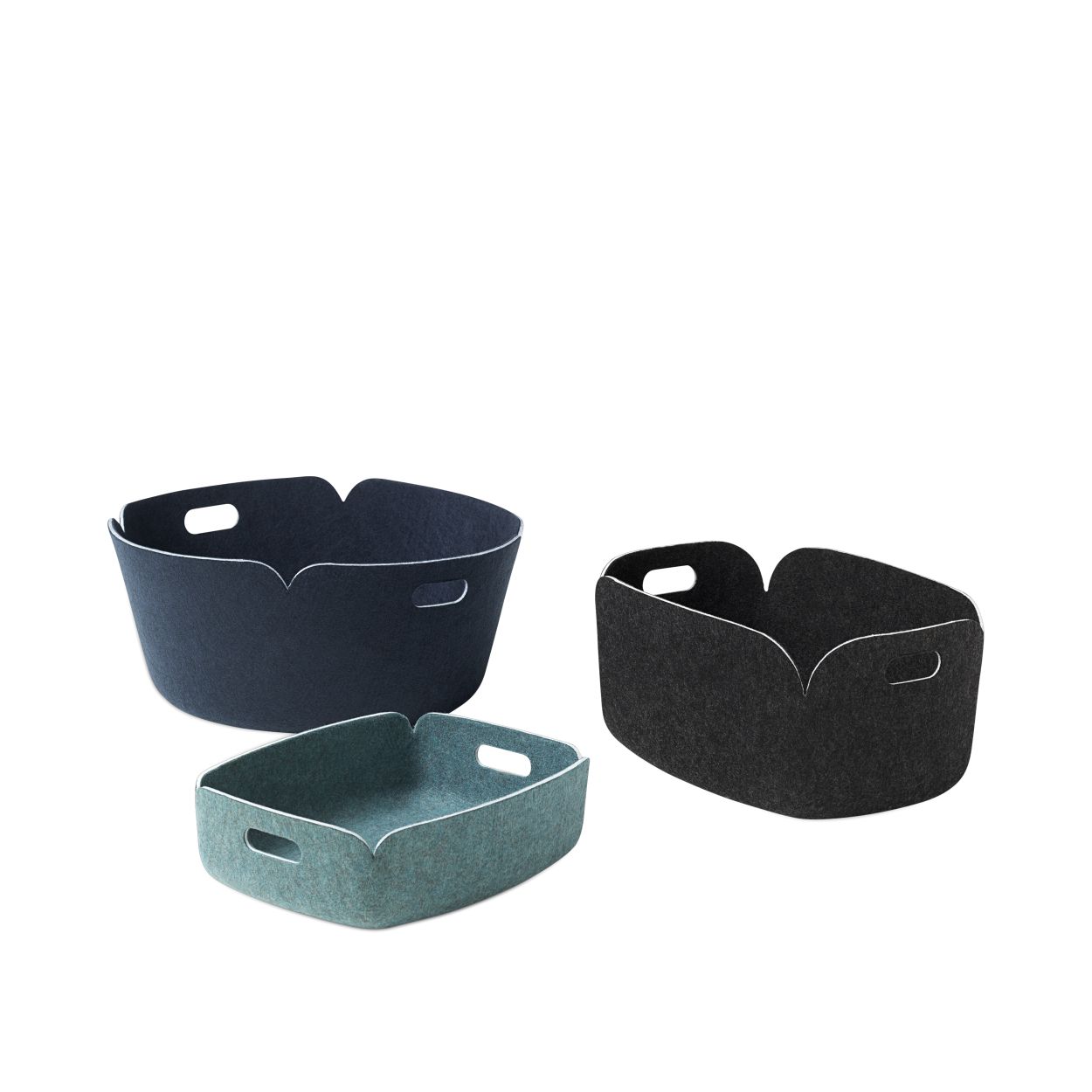 Drei Muuto Restore Aufbewahrungskörbe in Staubgrün, Dunkelblau und Anthrazit aus Filz mit praktischen Tragegriffen.