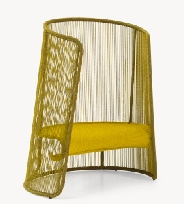 Gelber Husk Sessel von Moroso: Moderner Design-Sessel mit hoher Rückenlehne und geflochtenem Rahmen.