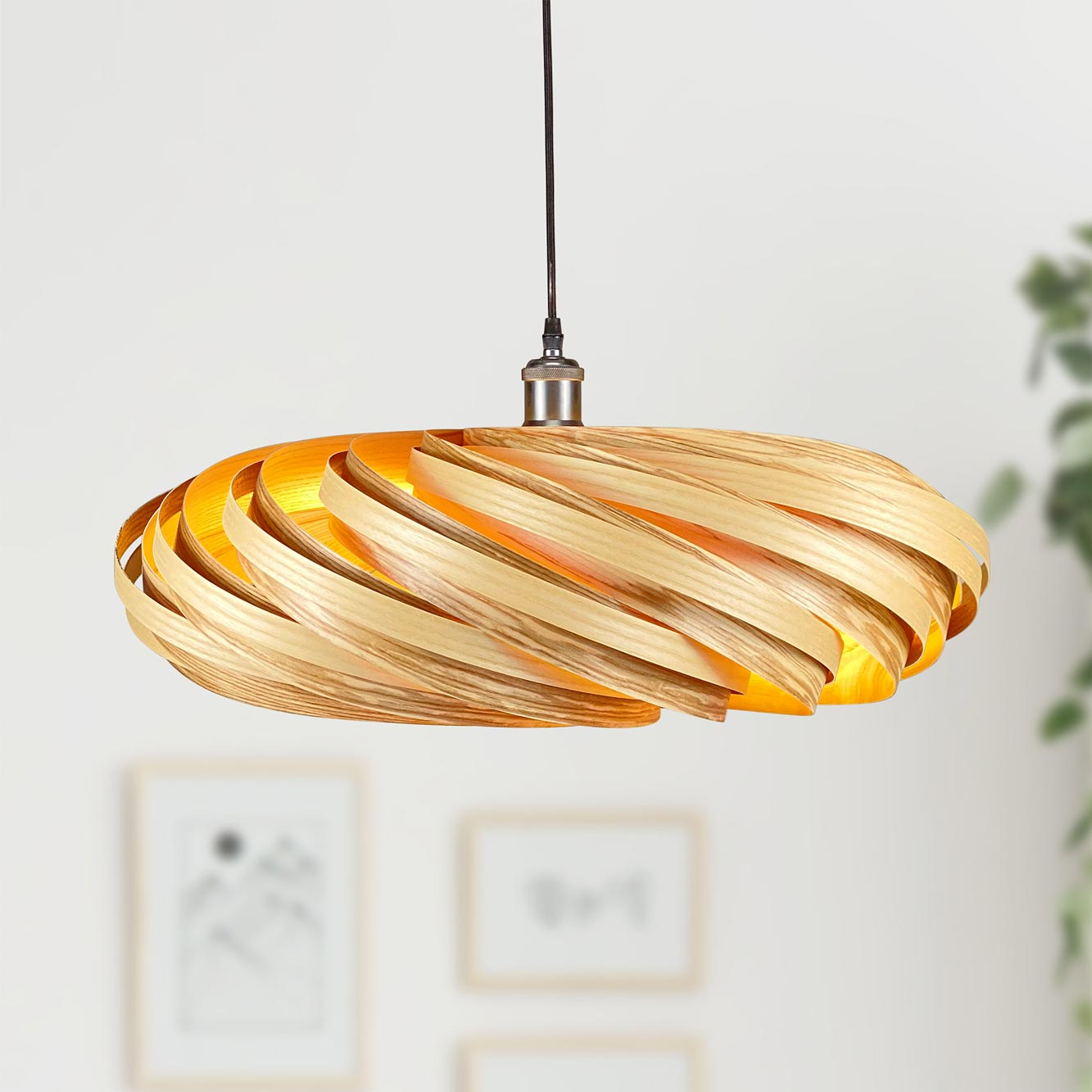 Veneria Hängeleuchte aus Olivesche, moderne Holzlampe mit warmem Licht für Wohnzimmer und Essbereich.