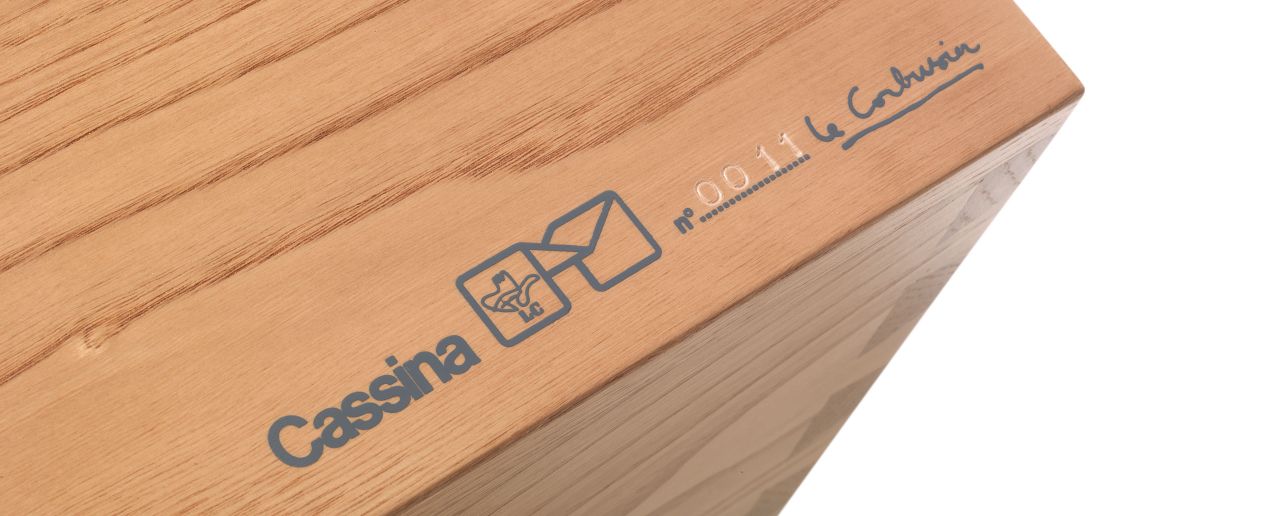 Detailaufnahme Cassina LC14 Tabouret Hocker aus Eiche mit Hersteller-Logo und Seriennummer.