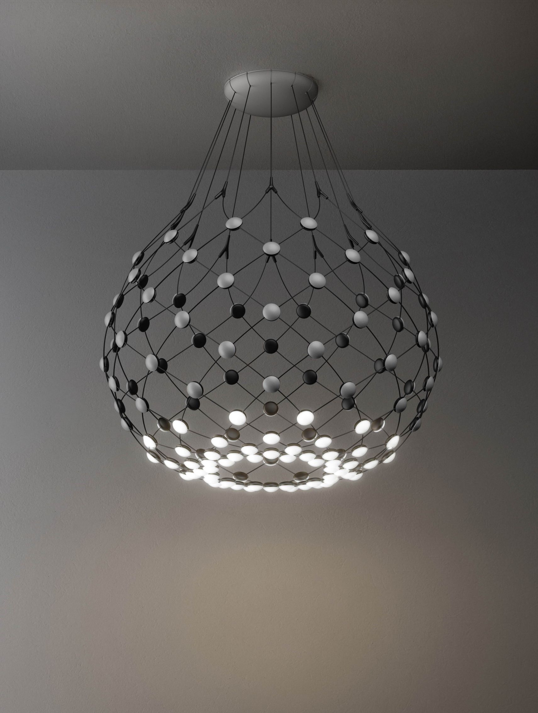 D86 Mesh Deckenleuchte von Luceplan, moderne Designerlampe mit schwarzem Drahtgeflecht und LED-Lichtern.