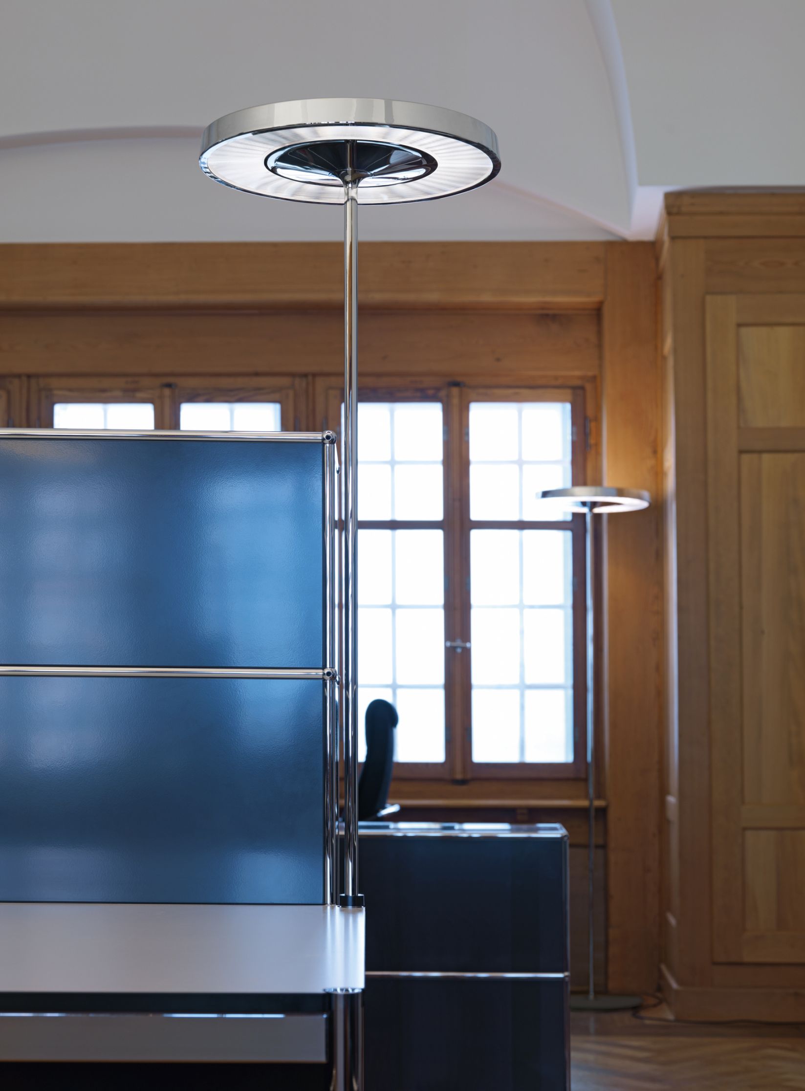 Disk Tischaufbauleuchte für USM Haller, Belux, 3000K, Chrom, modernes Design, Bürobeleuchtung.