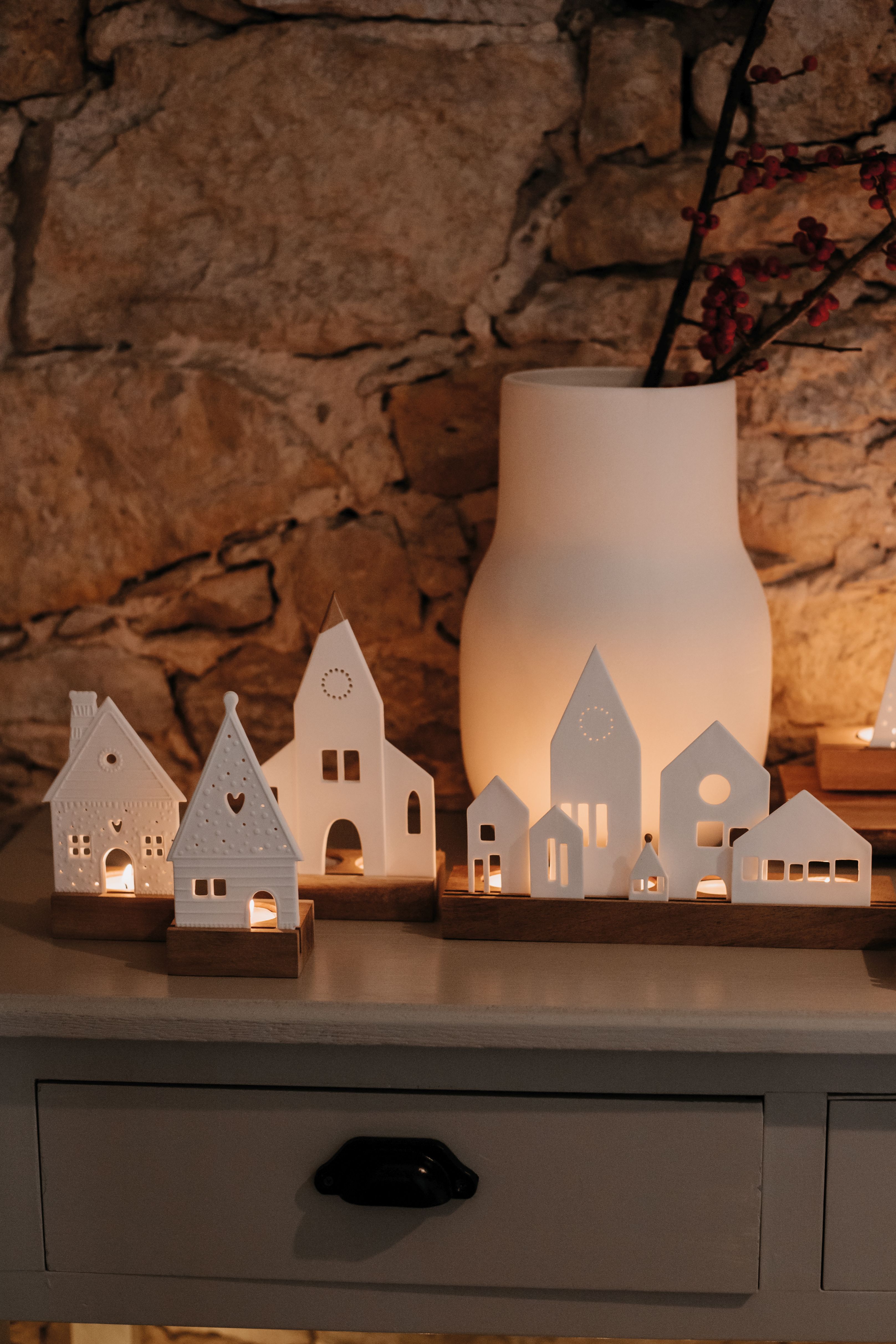 Lichtobjekt Kirche: Keramik Häuser und Kirchen auf Holzsockel, stimmungsvolle Weihnachtsdeko.