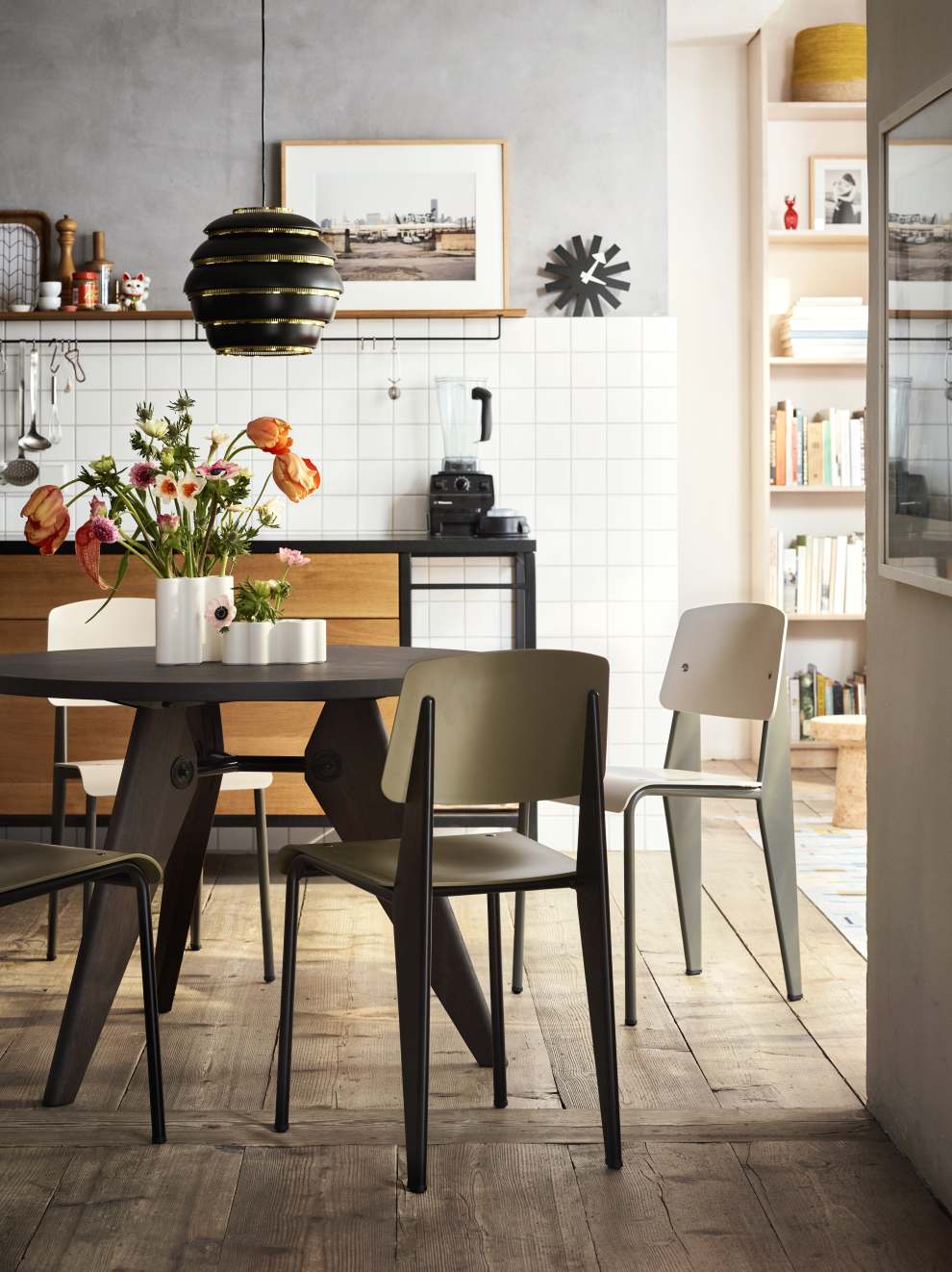 Runder Gueridon Tisch von Vitra, Durchmesser 90 cm, in einer modernen Küche mit Stühlen.