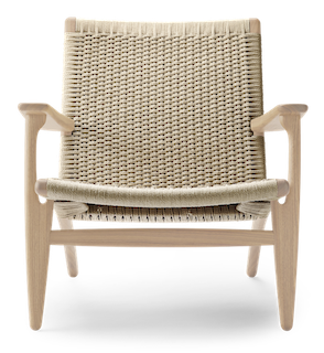CH25 Sessel von Carl Hansen & Søn: Lounge Sessel aus Eiche mit hellem, geflochtenem Sitz.
