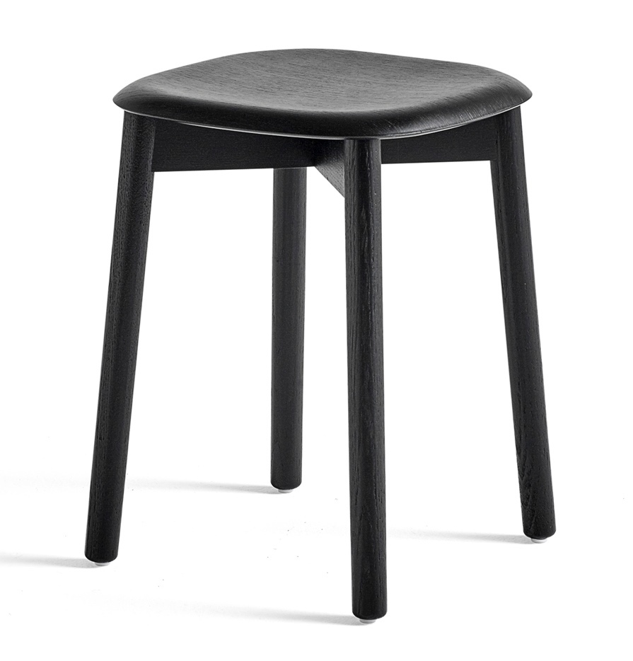 Schwarzer Soft Edge Hocker von Hay mit drei Beinen und abgerundeter Sitzfläche.