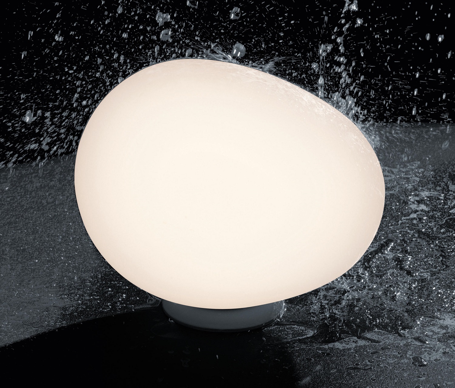 Gregg Outdoor Leuchte von Foscarini, Bodenleuchte im Regen, modernes Design für den Außenbereich.