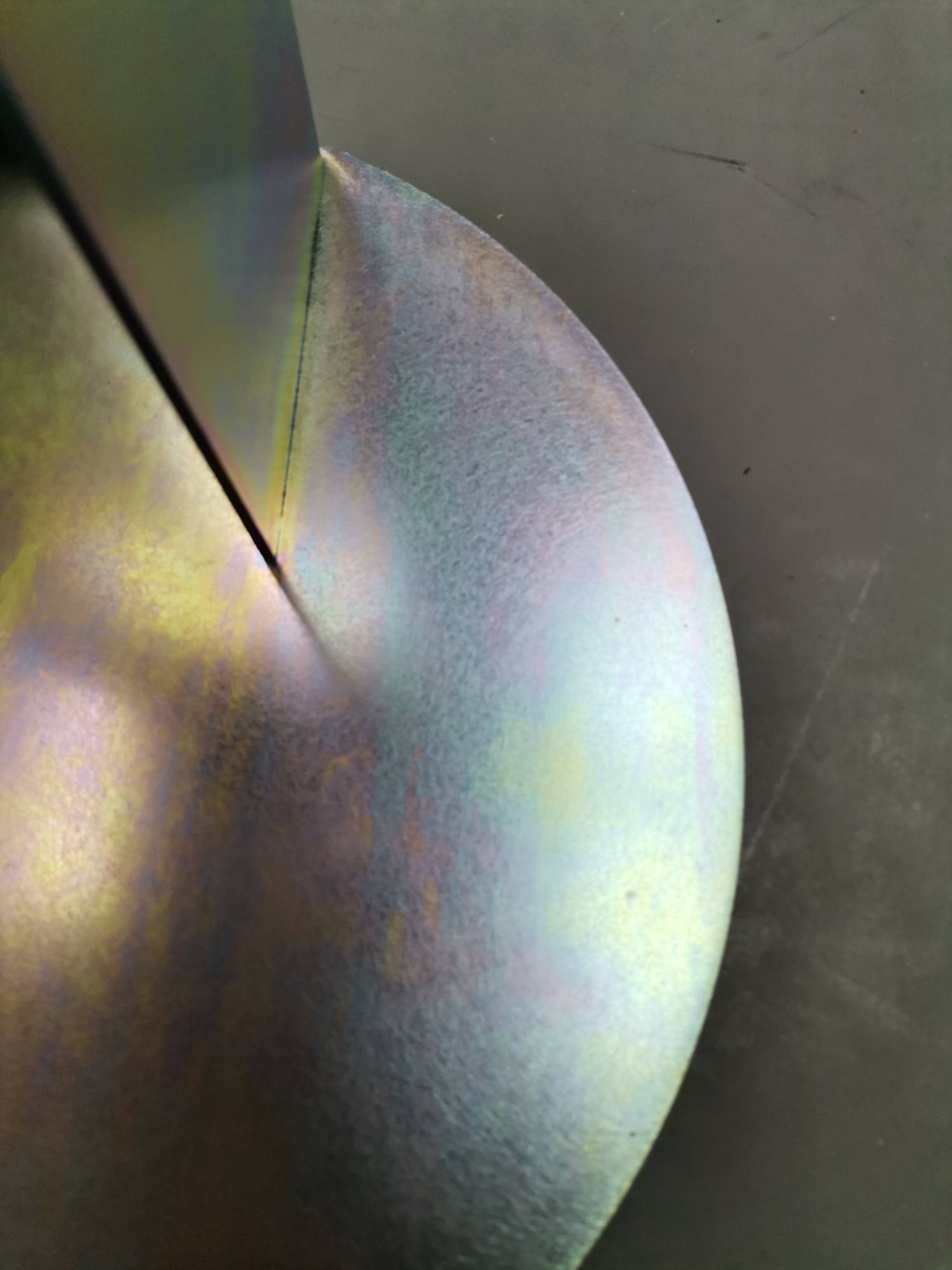 Detailaufnahme des chromgelben Meta Side Table Beistelltisches von New Tendency. Designmöbel für modernes Wohnen.