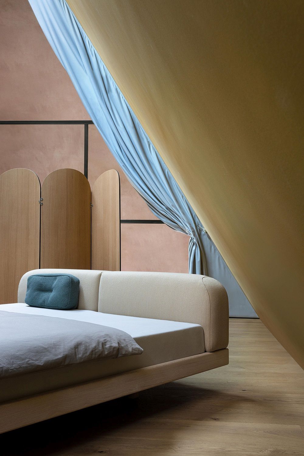 Ad Just Paravent Raumteiler aus Holz neben einem Bett und Vorhängen im Schlafzimmer.