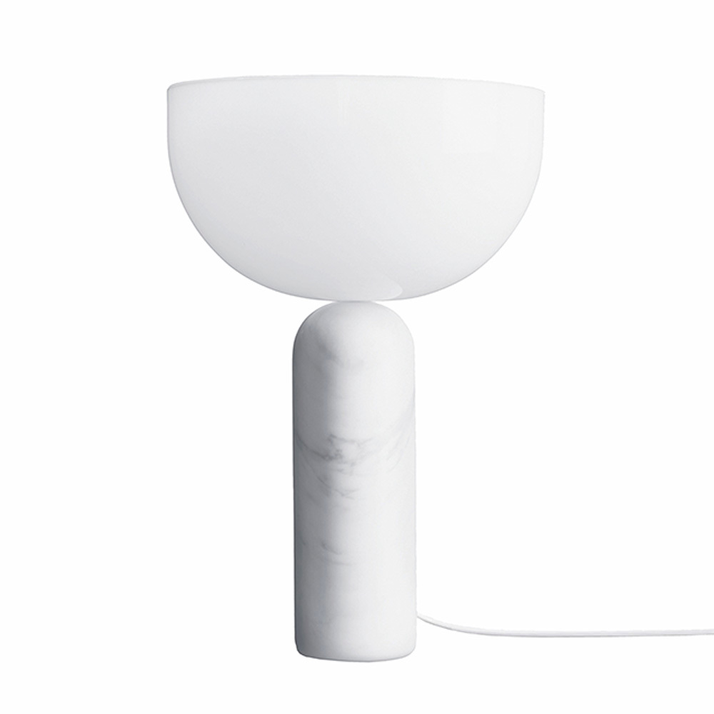 Weiße Kizu Tischleuchte von New Works: Moderne Lampe mit Marmorfuß und halbrunder Glasabdeckung.