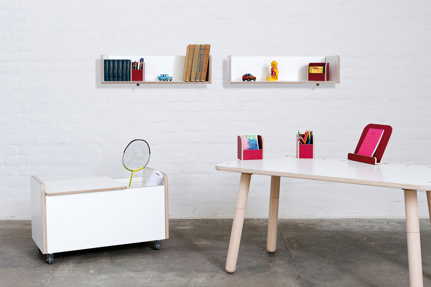 Growing Table Rolling Box Truhe Pure Position, weiße Spielzeugtruhe mit Rollen und Kindertisch.