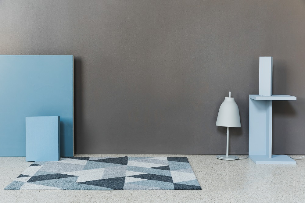 Blåne Heymat Fußmatte mit geometrischem Muster in Blautönen für Innen und Außen.