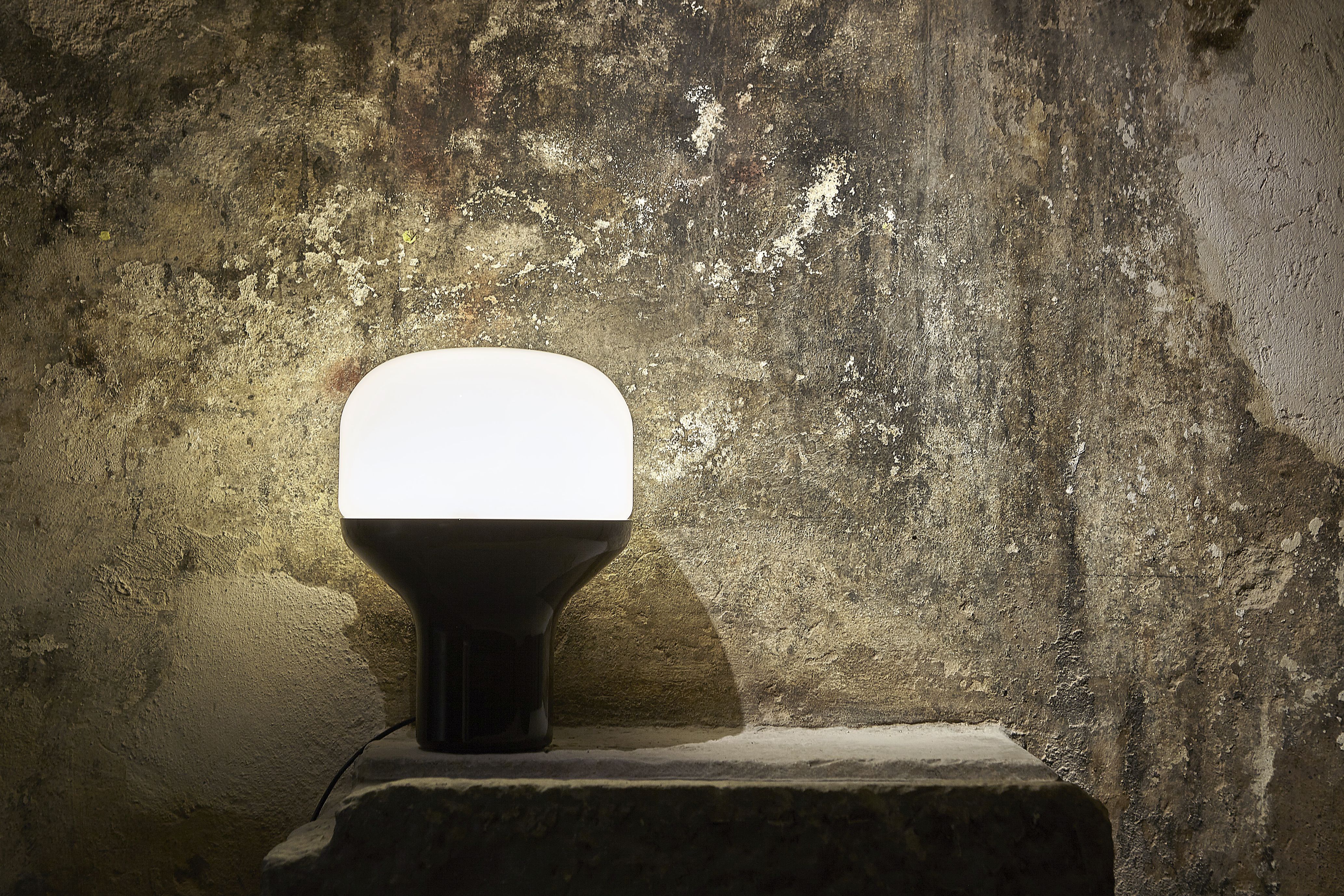 Delux Tischleuchte von Martinelli Luce, moderne Lampe mit weißem Schirm und schwarzem Fuß.