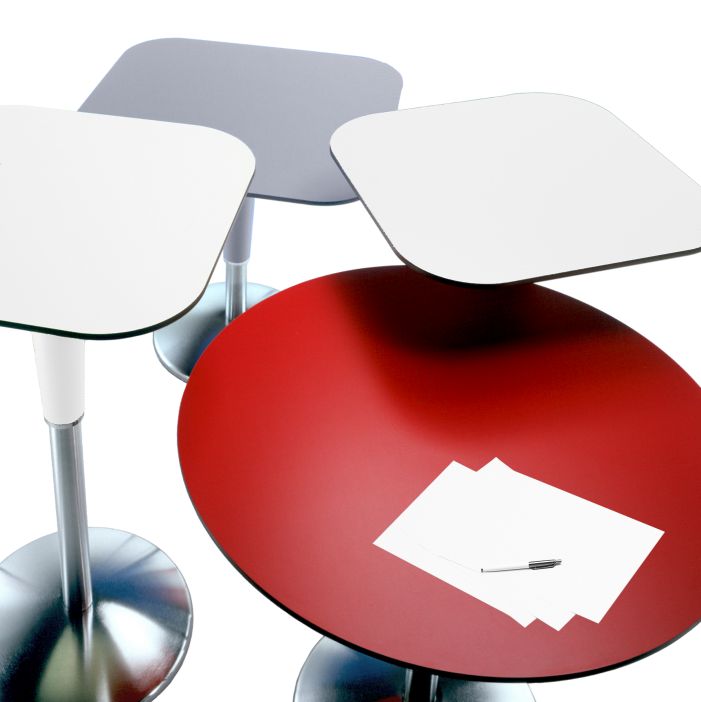 Zanziplano Tisch von Rexite, höhenverstellbar, mit runder, roter Tischplatte, Papier und Stift darauf.