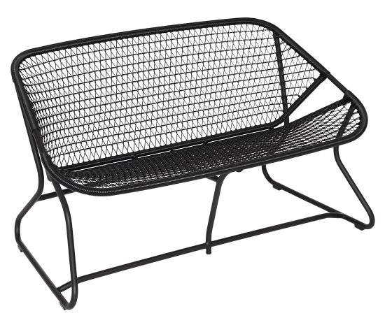 Schwarze Fermob Sixties Bank aus Metallgeflecht für den Garten oder die Terrasse.