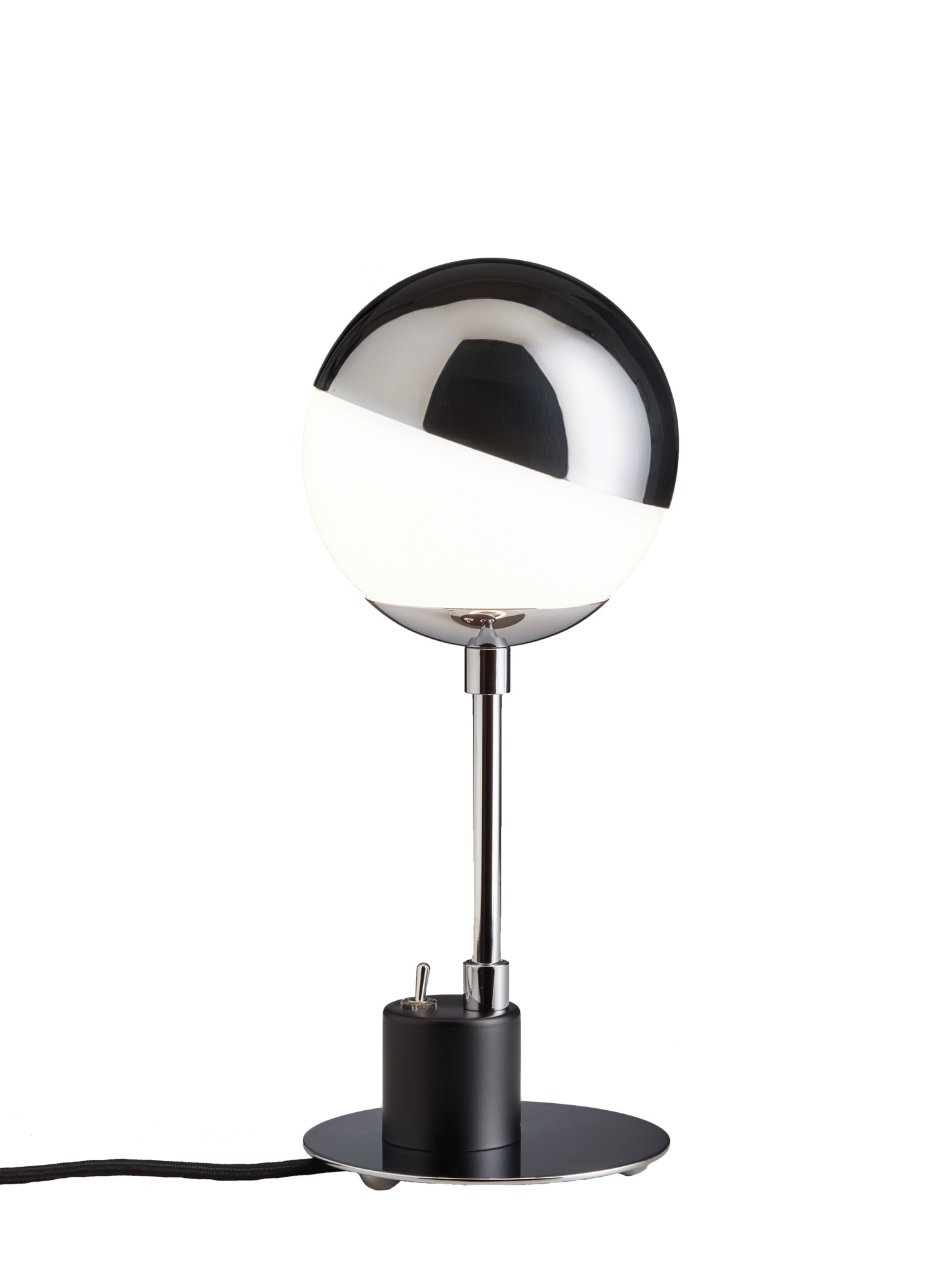 SF 28 Tischleuchte von Tecnolumen: Elegante Halbkugel-Lampe aus Chrom und Schwarz für den Schreibtisch.