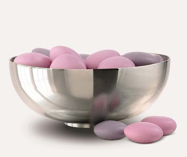 Piet Hein Schale aus Edelstahl gefüllt mit rosa und lila Mandeln, moderne Dekoschale.