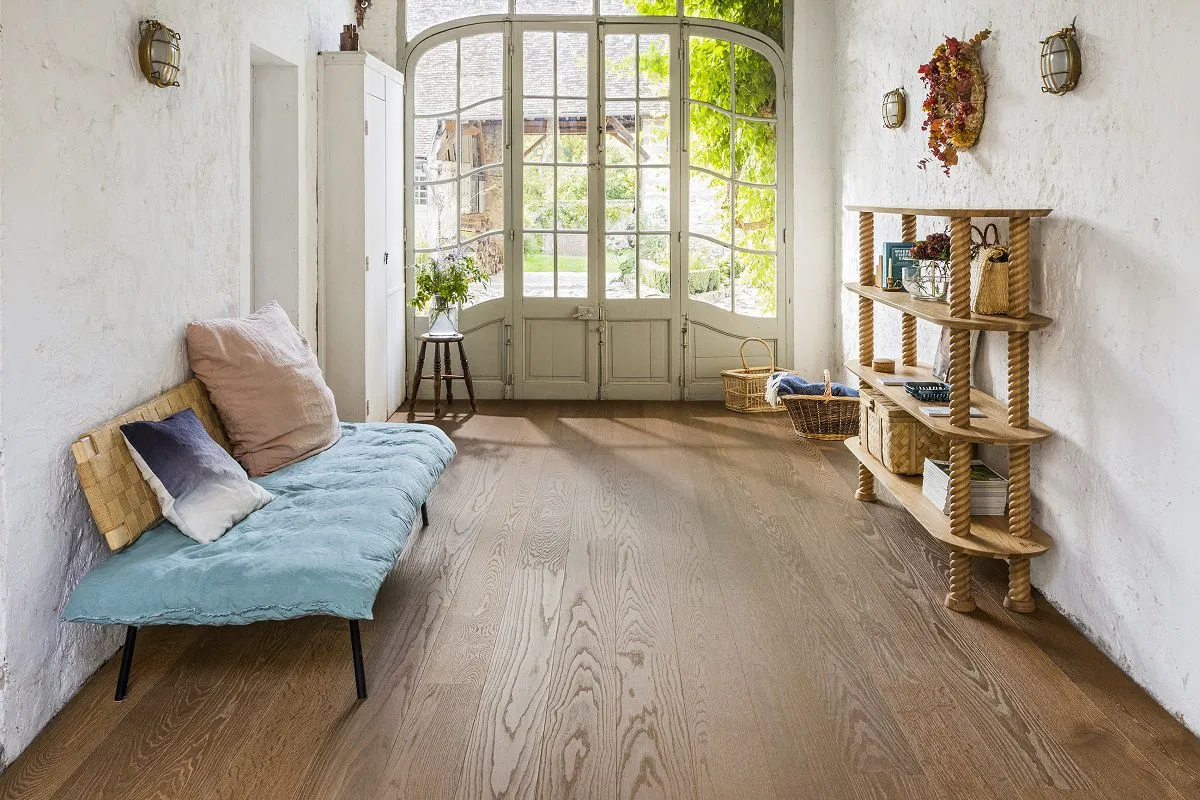 The Hansen Family #80 Rope Shelf Regal Hans Hansen im hellen Raum mit Holzboden.