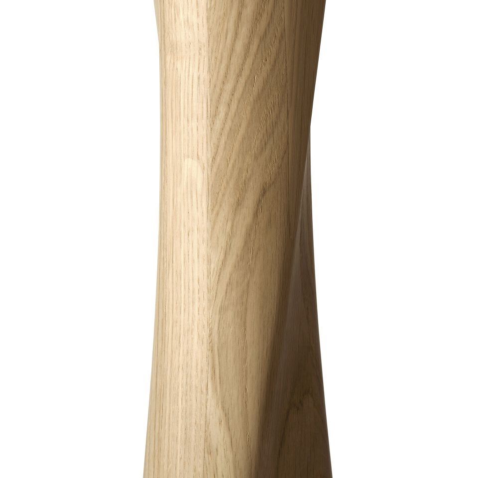 Detailaufnahme des gedrehten Tischbeins vom Torsion Eiche Tisch Ethnicraft, modernes Möbeldesign aus Massivholz.
