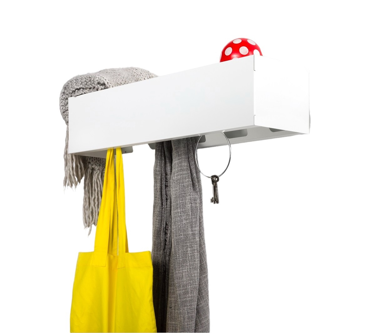 Weiße CR Linea1 Wandgarderobe von Müller Möbelwerkstätten mit Ablage, Haken, Schal, Tasche und Dekoration.