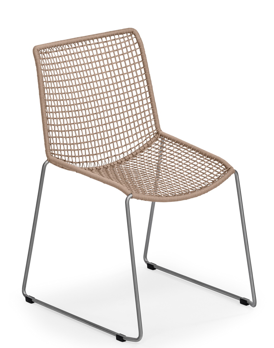 Weishäupl Slope Chair Outdoor Stuhl mit beiger Sitzfläche und silberfarbenem Gestell.