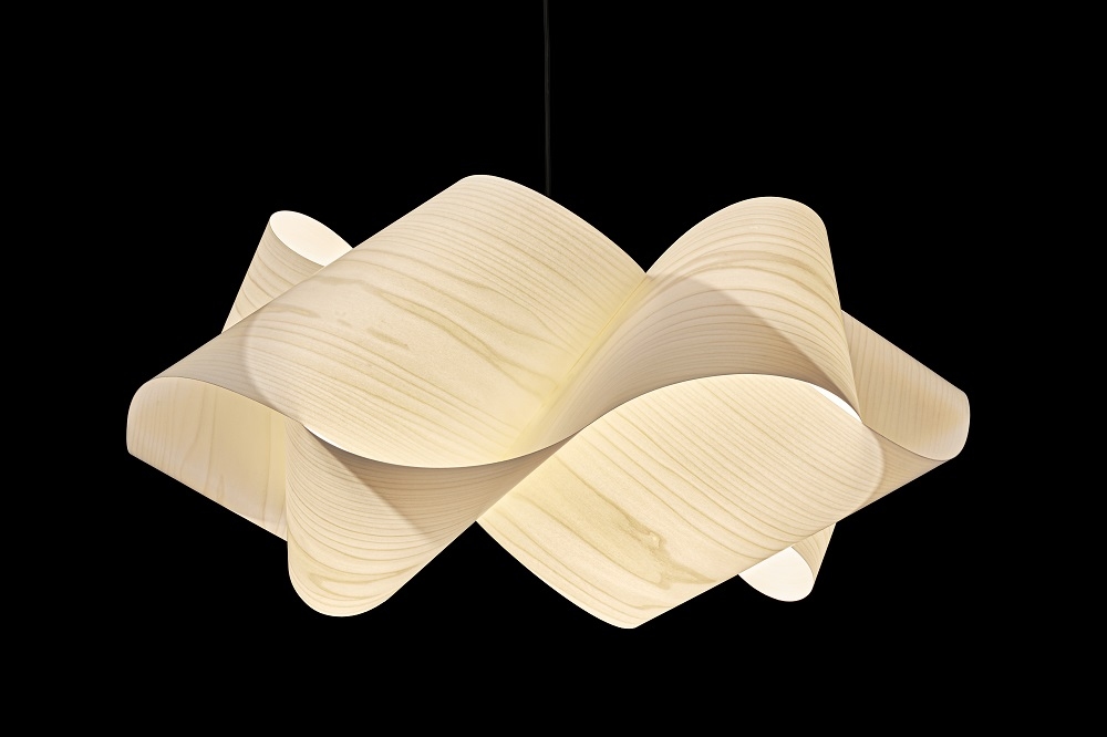 Swirl Pendelleuchte in Elfenbeinweiß: Moderne Holzlampe für Wohnzimmer und Esszimmer.