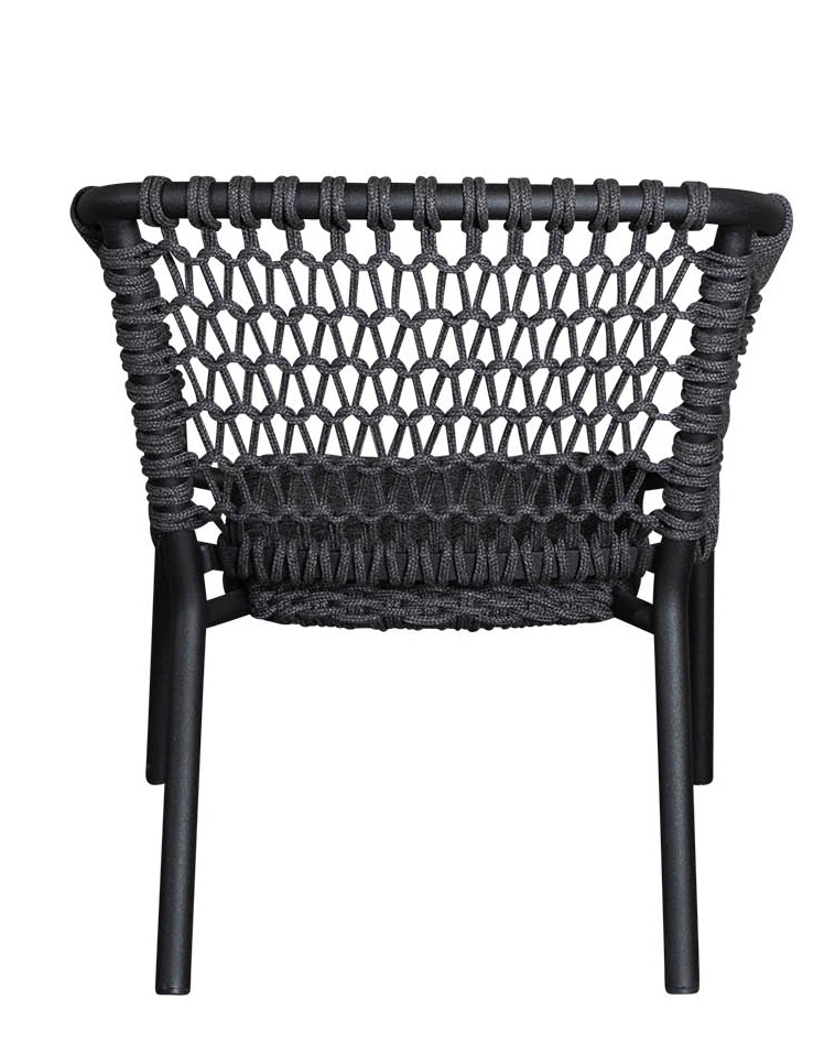 Rückansicht des Cane-Line Ocean Loungesessels: Outdoor-Sessel mit geflochtener Sitzfläche und schwarzem Gestell.