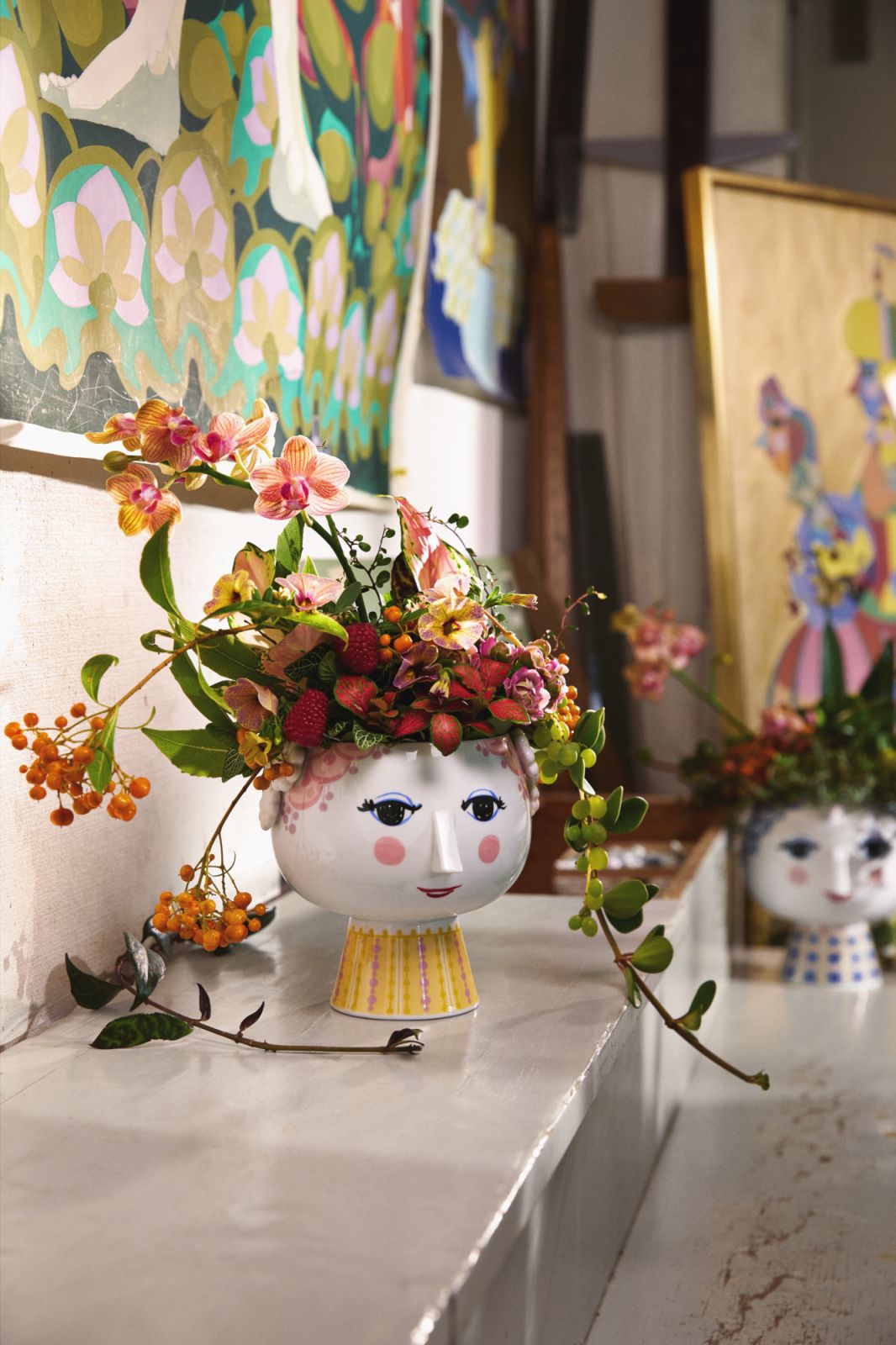 Pinker Eva Übertopf von Bjørn Wiinblad (Ø15,5cm) mit Blumen und Gesicht, Keramik-Blumentopf mit Fuß.