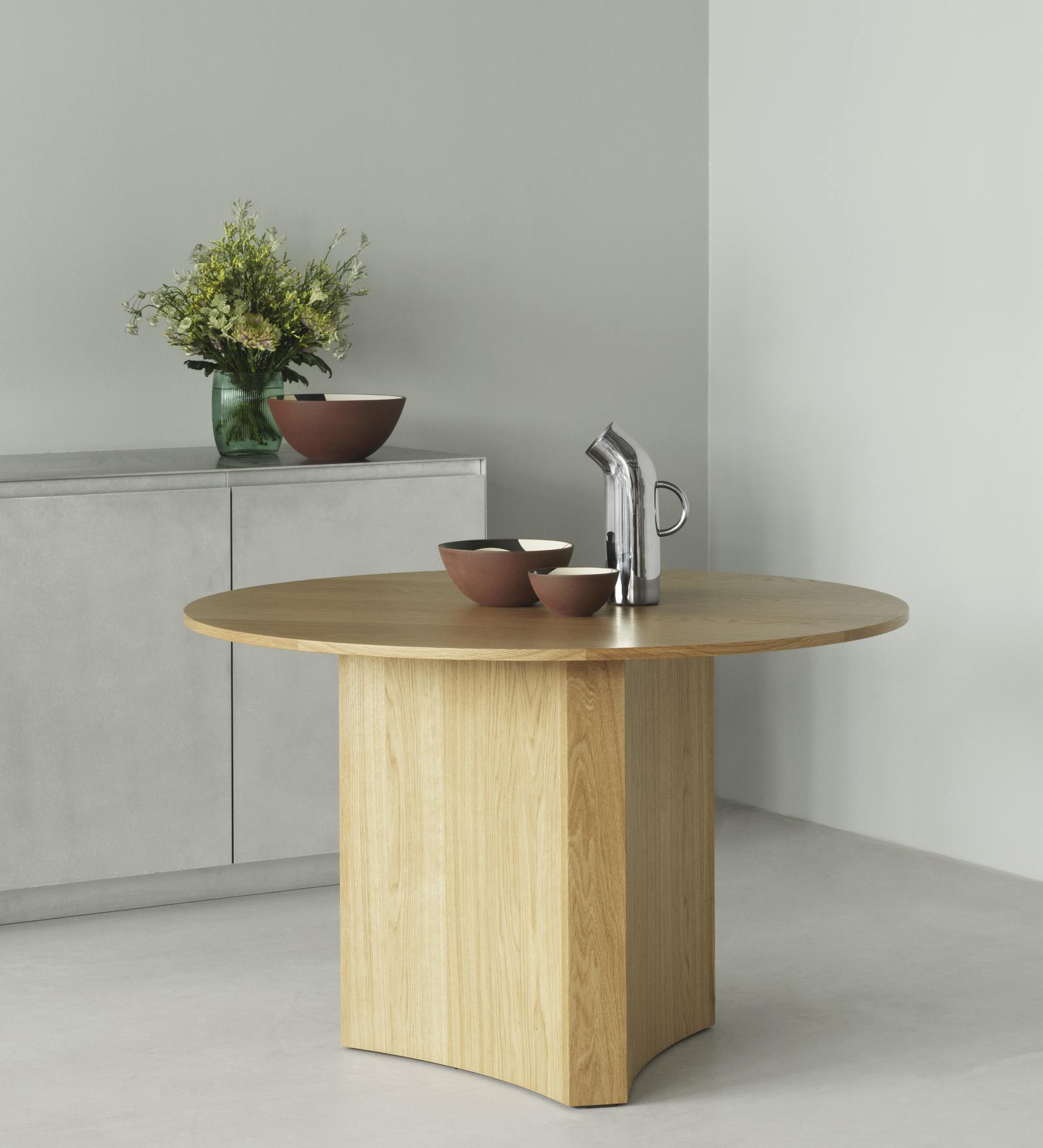 Runder Esstisch aus Eichenholz, Bue Table von Normann Copenhagen, mit Schalen und Kanne.