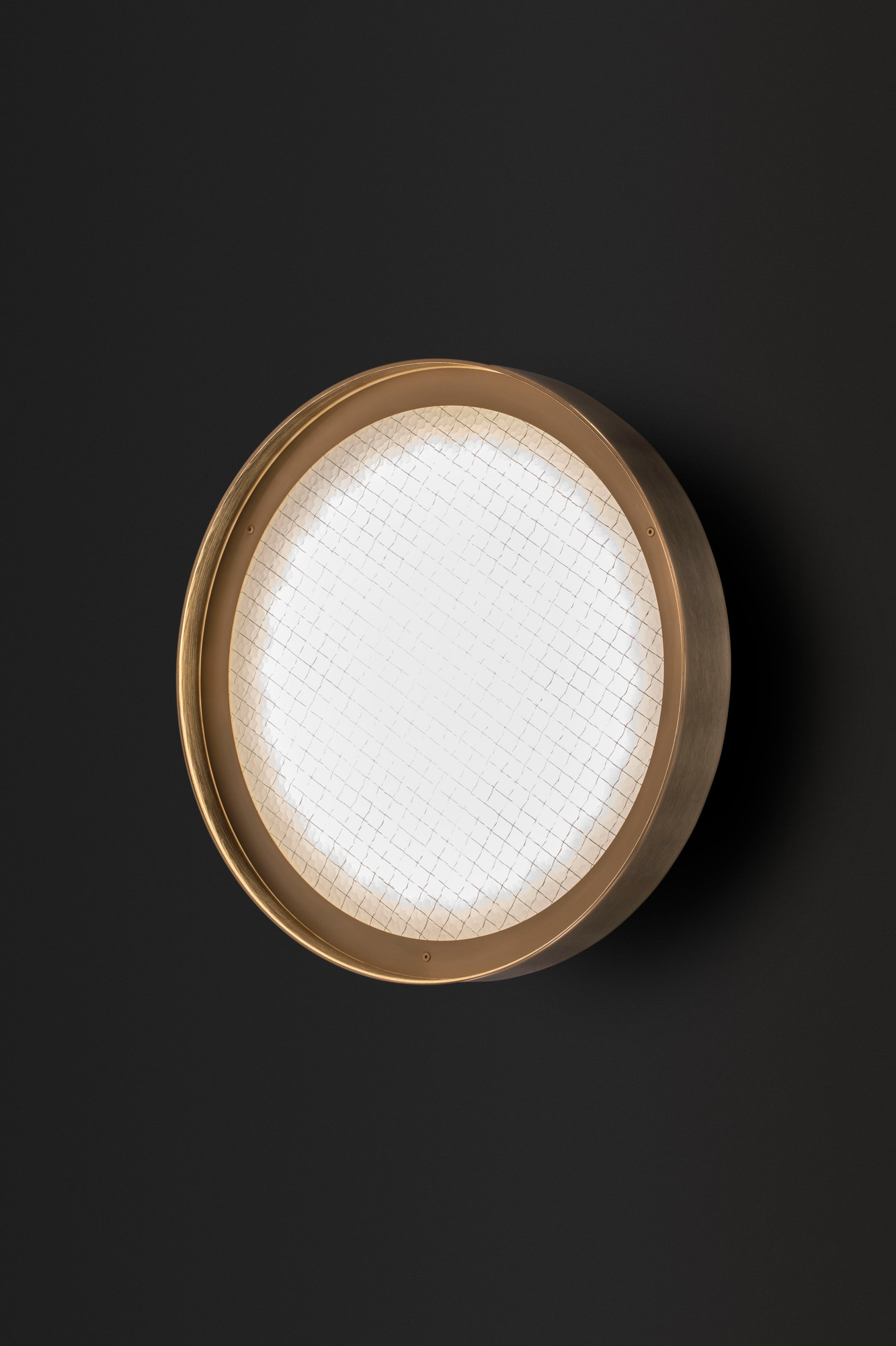 Runde Oluce Wandleuchte in Gold mit weißem Diffusor, moderne Deckenleuchte für Wohnraum.