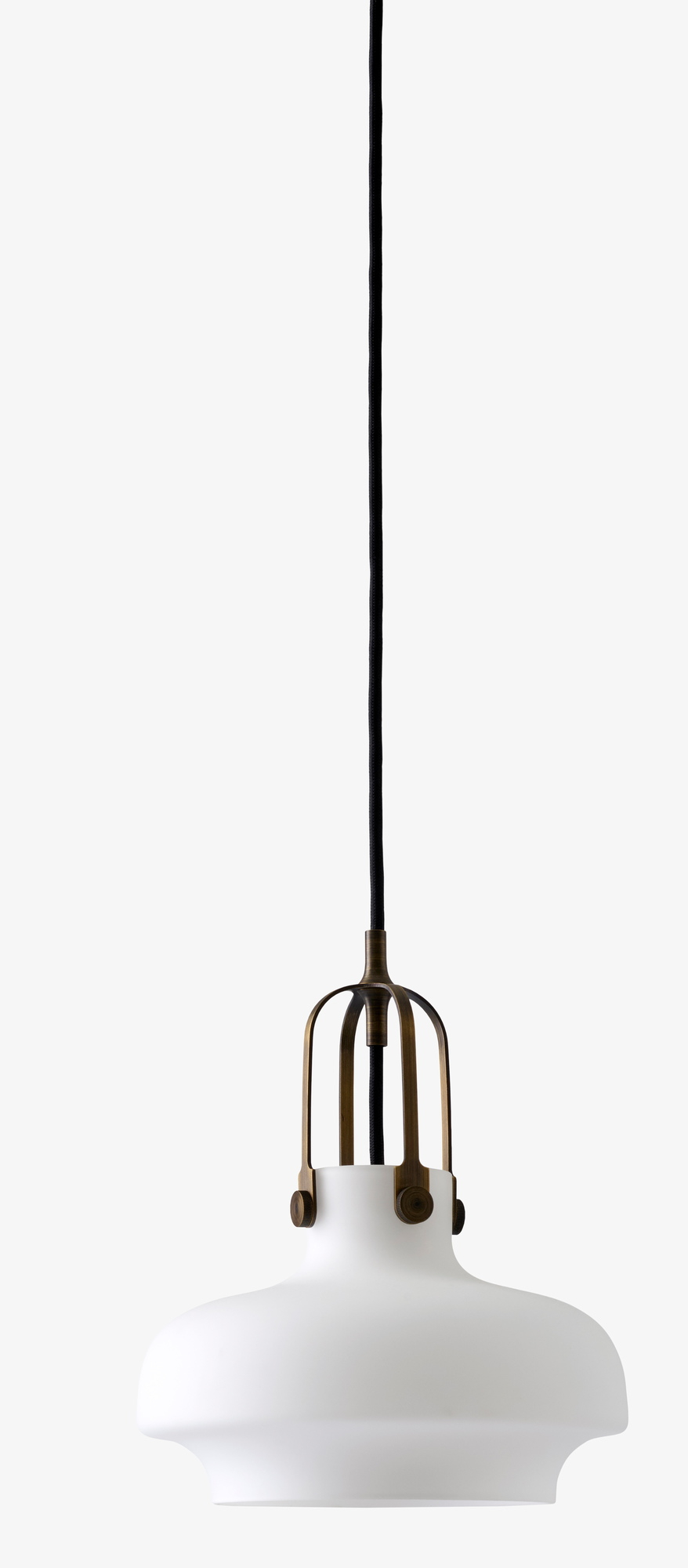 Nahaufnahme der AndTradition Copenhagen Pendelleuchte SC6 mit weißem Glasschirm und Messingdetails.