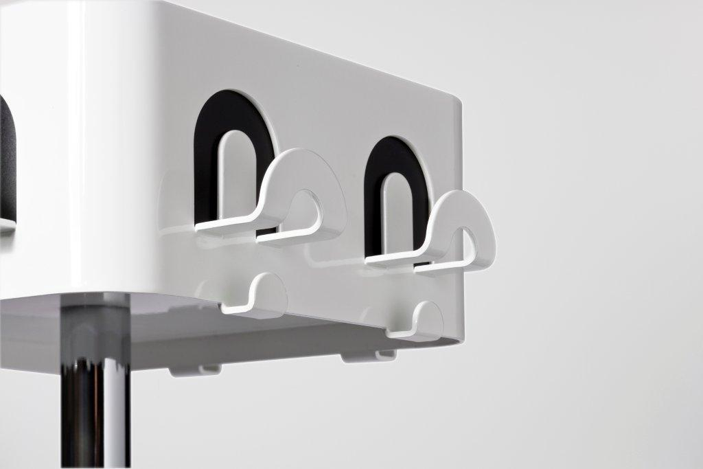 Detailaufnahme: Weißer Flow Square Garderobenständer von Cascando mit Haken und Ablage. Moderner Garderobenständer für Büro und Zuhause.