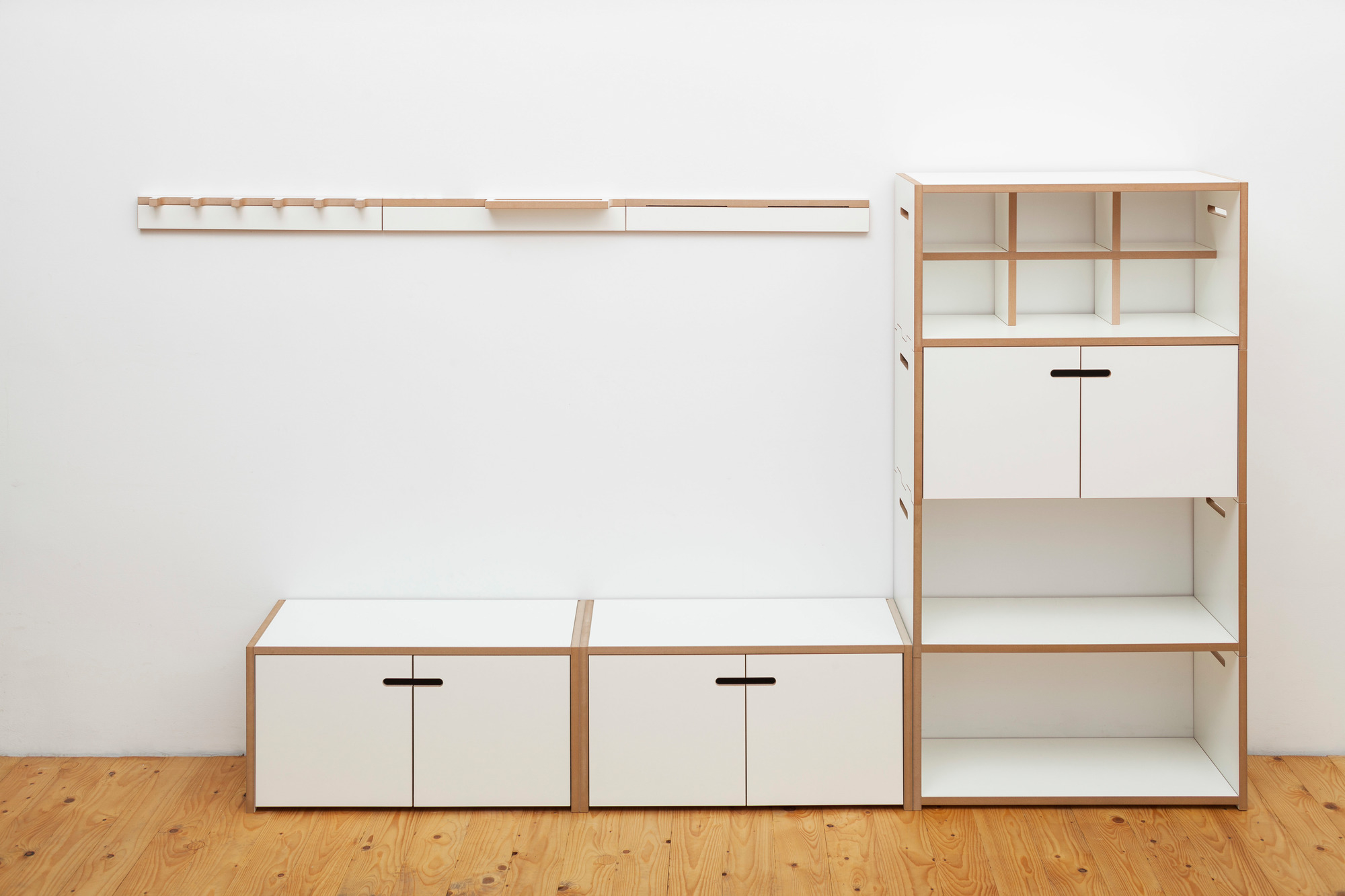 Grad Schlüsselbrett Tojo mit Garderobe, Schrank und Kommode in Weiß und Holzoptik für den Flur.