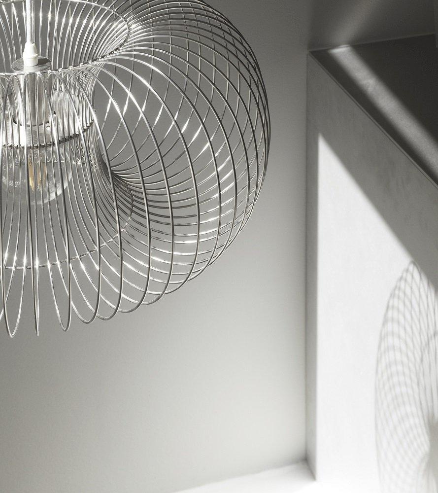 Coil Lampe Pendelleuchte von Normann Copenhagen aus silberfarbenem Metalldraht, modernes Design.
