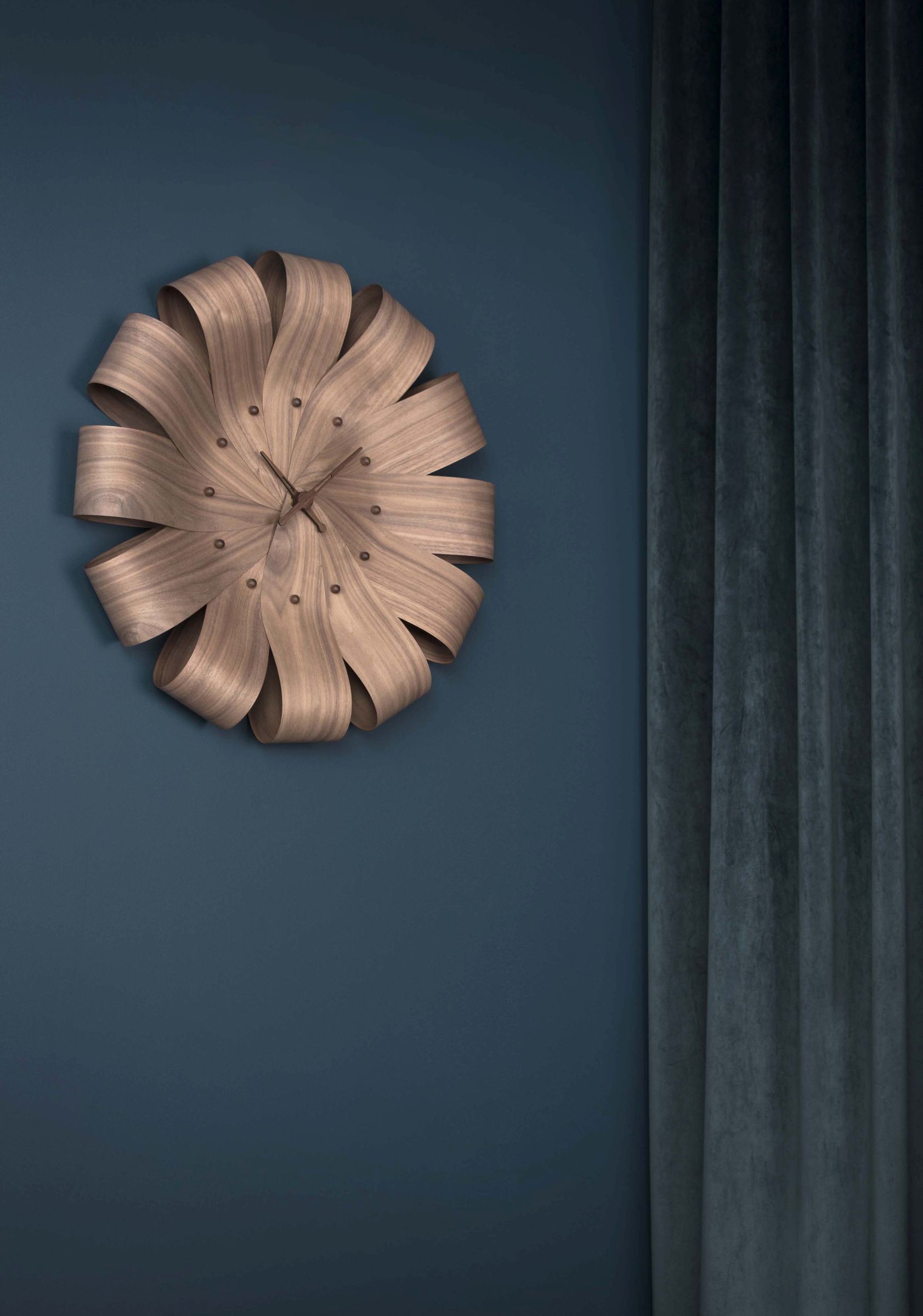 Ciclo Wanduhr von Nomon, Ø55cm, aus Walnussholz. Moderne Design Wanduhr für Wohnzimmer und Büro.