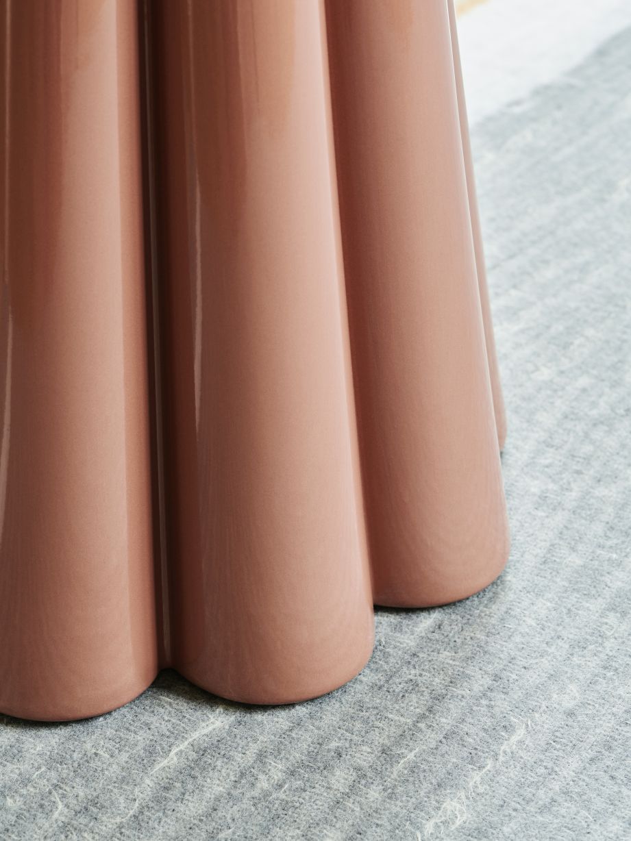 Detailaufnahme des Bromo Beistelltischs Favius in Rosa, moderne Möbel für Wohnzimmer und Schlafzimmer.