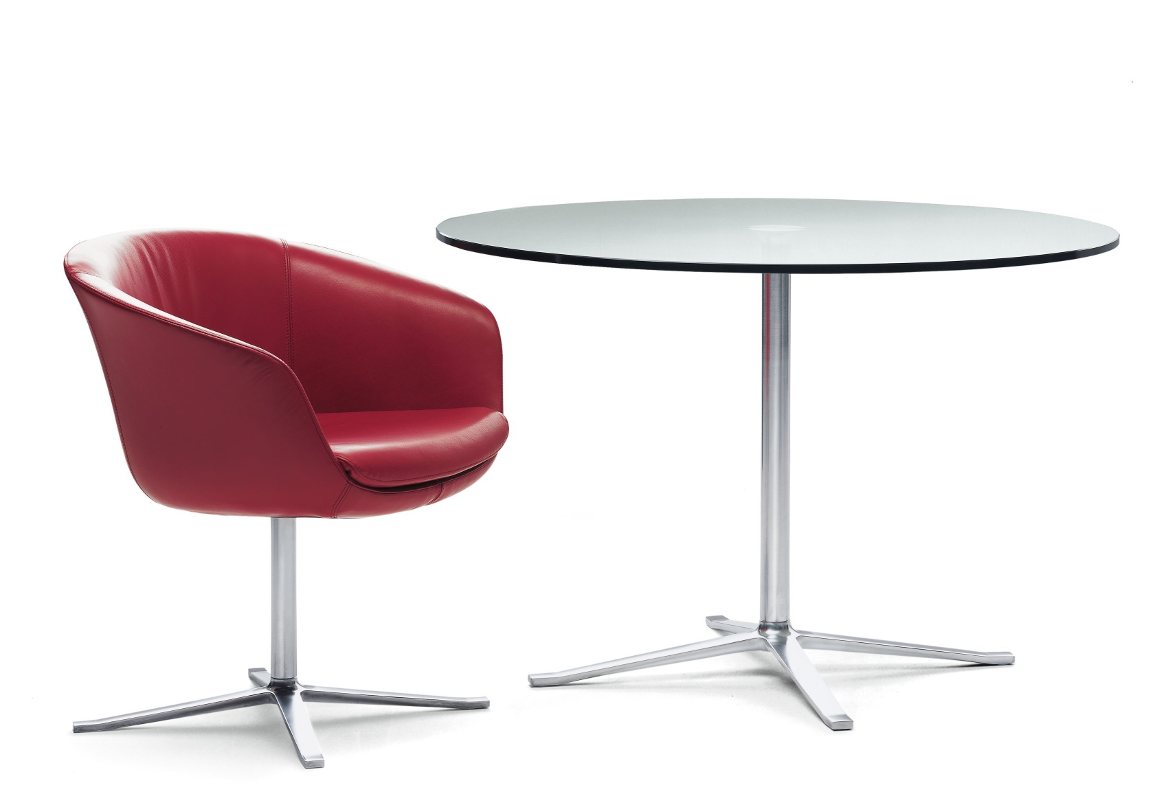 Roter BOB Sessel mit 4-Fuß-Kreuz von Walter Knoll neben einem runden Tisch.