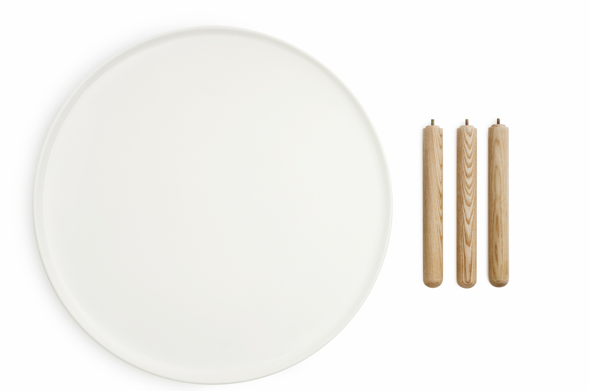 Weisse Tischplatte und drei Holzbeine für den Tablo Table Beistelltisch von Normann Copenhagen.