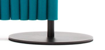 Welle Tellerfuß aus Metall mit Filzunterlage für Hey Sign Paravent, Detailansicht des Standfußes.