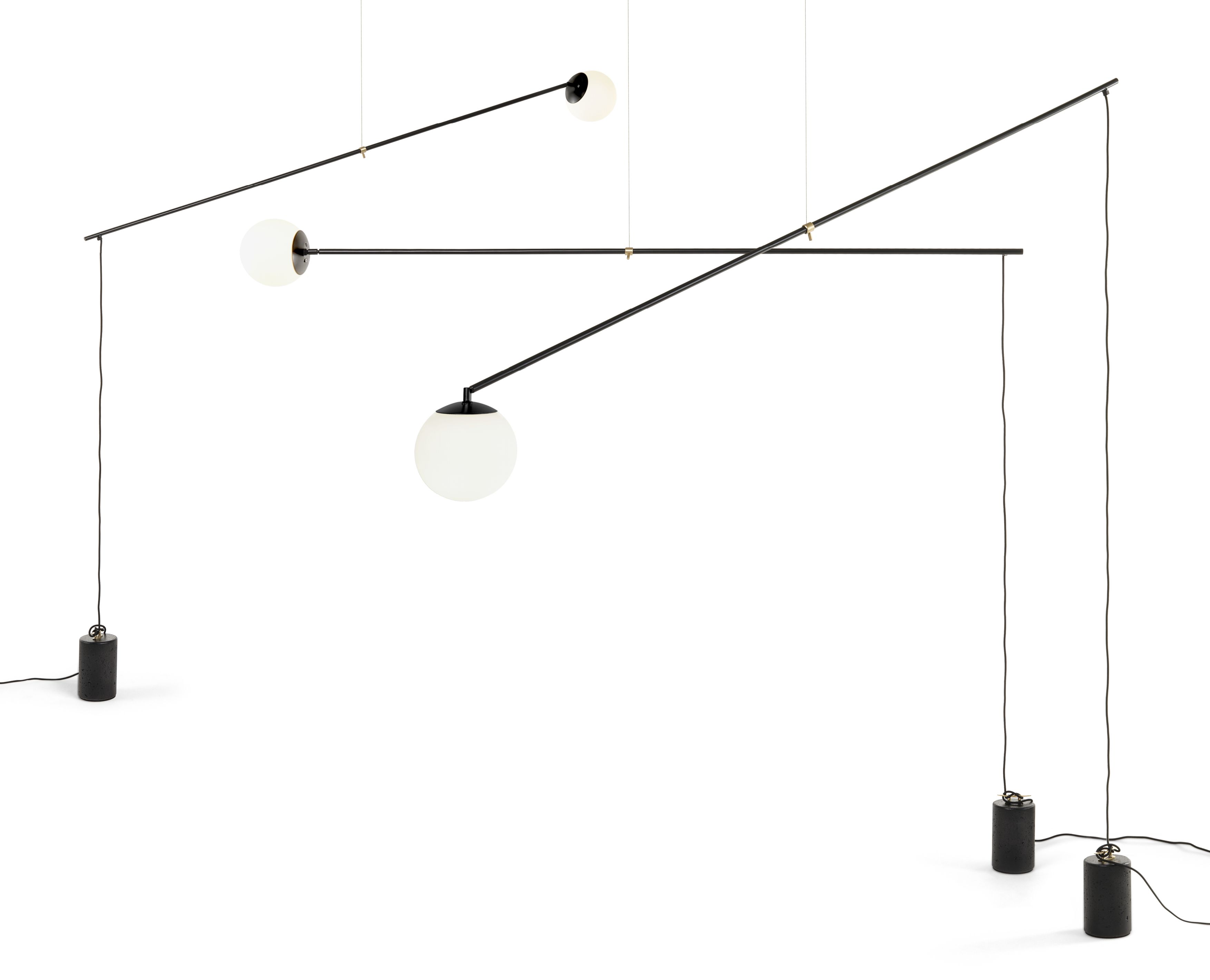 Bitta Hängelampe von Mogg: Moderne Pendelleuchte mit satiniertem Gold-Akzent und weißen Kugellampen.