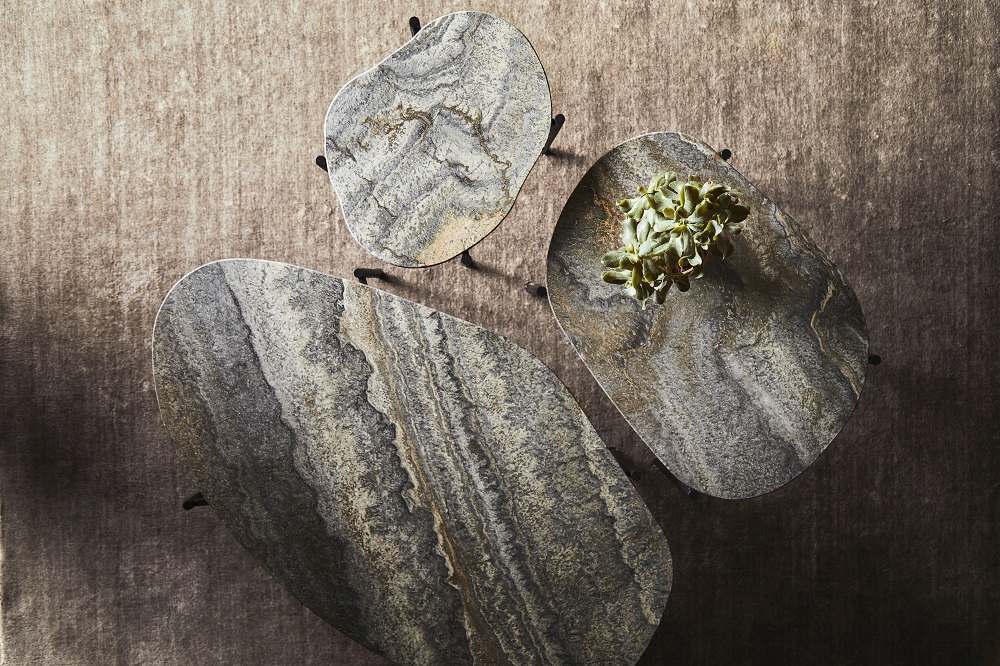 Drei La Terra Beistelltische in Grau Melange, moderne Couchtische mit Steinoptik und Pflanze.