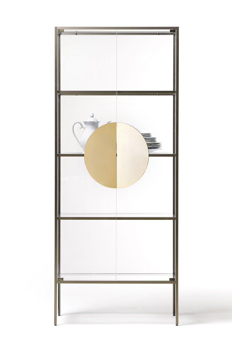 Yang Vitrine von Opinion Ciatti: Elegante Glasvitrine mit Messingdetails und Geschirr im Innenraum.